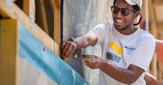 students helping with Habitat for Humanity