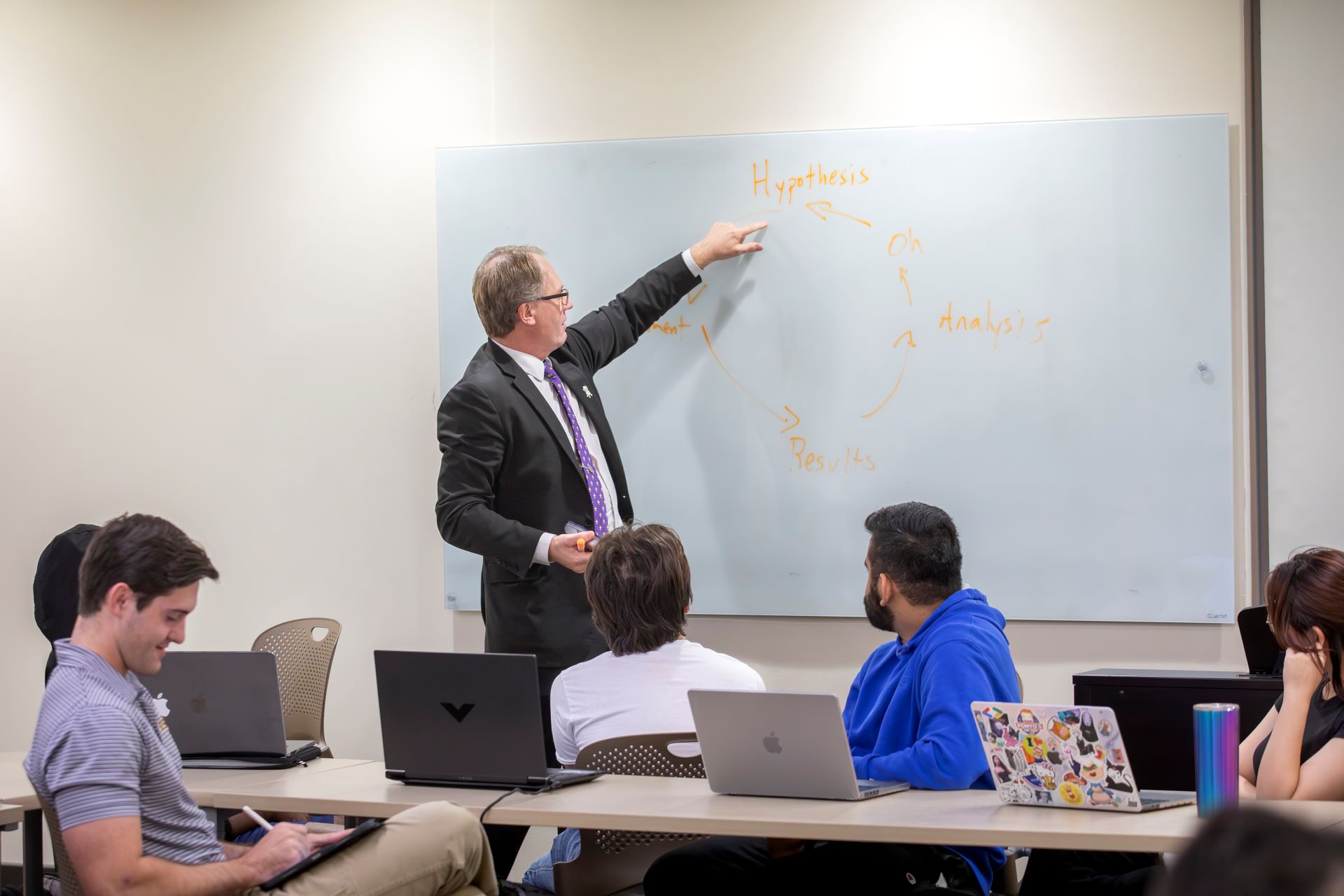 Provost Roy Haggerty teaching an HNRS seminar